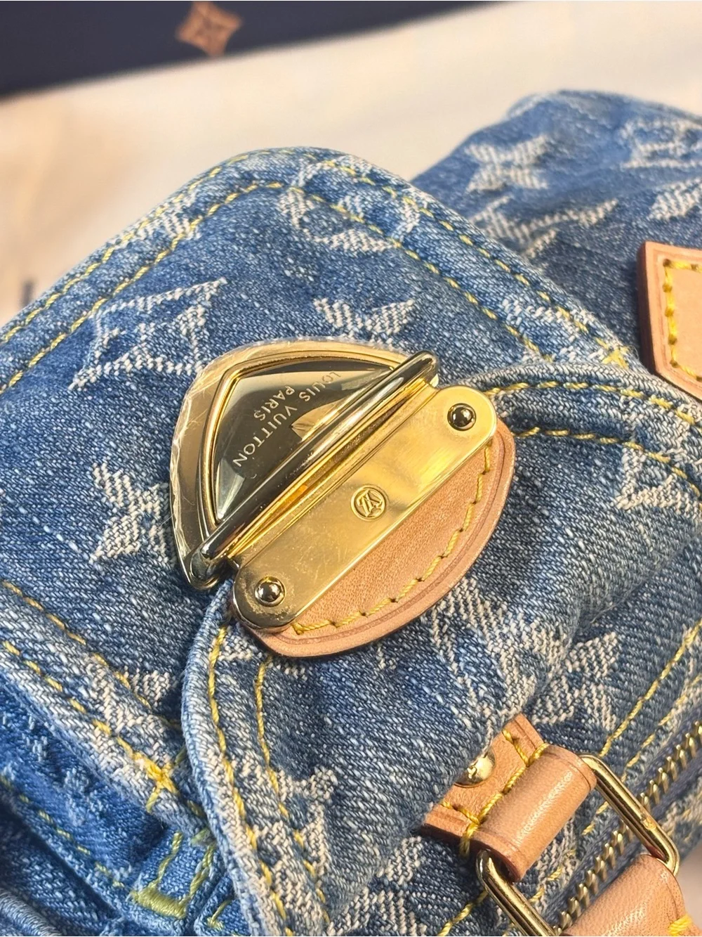Louis Vuitton excellent dust